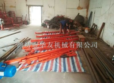 點(diǎn)擊查看詳細(xì)信息<br>標(biāo)題：華友機(jī)械直滑式吊運(yùn)機(jī)發(fā)貨現(xiàn)場 閱讀次數(shù)：7512